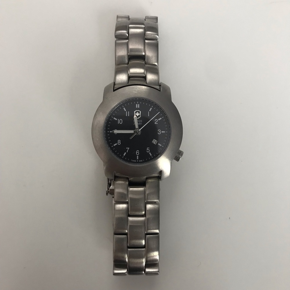 Men’s Swiss Army watch, black.